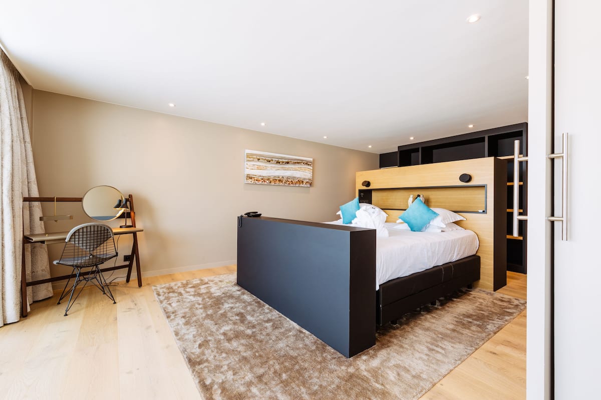 Andromeda Suite, Sea View | Minibar, brankas, meja kerja, dan tirai kedap cahaya