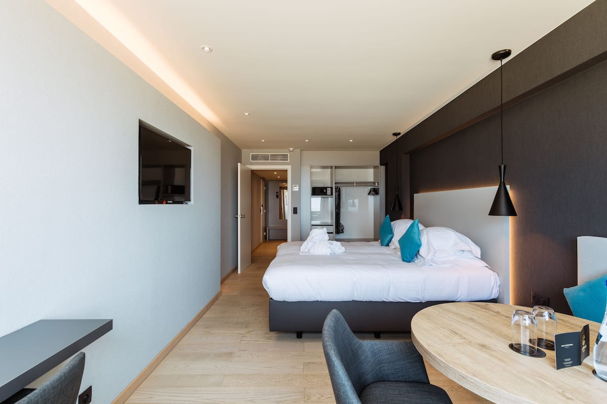 Superior Double Room, No Sea View | Minibar, brankas, meja kerja, dan tirai kedap cahaya