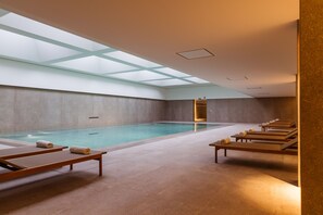 Una piscina cubierta