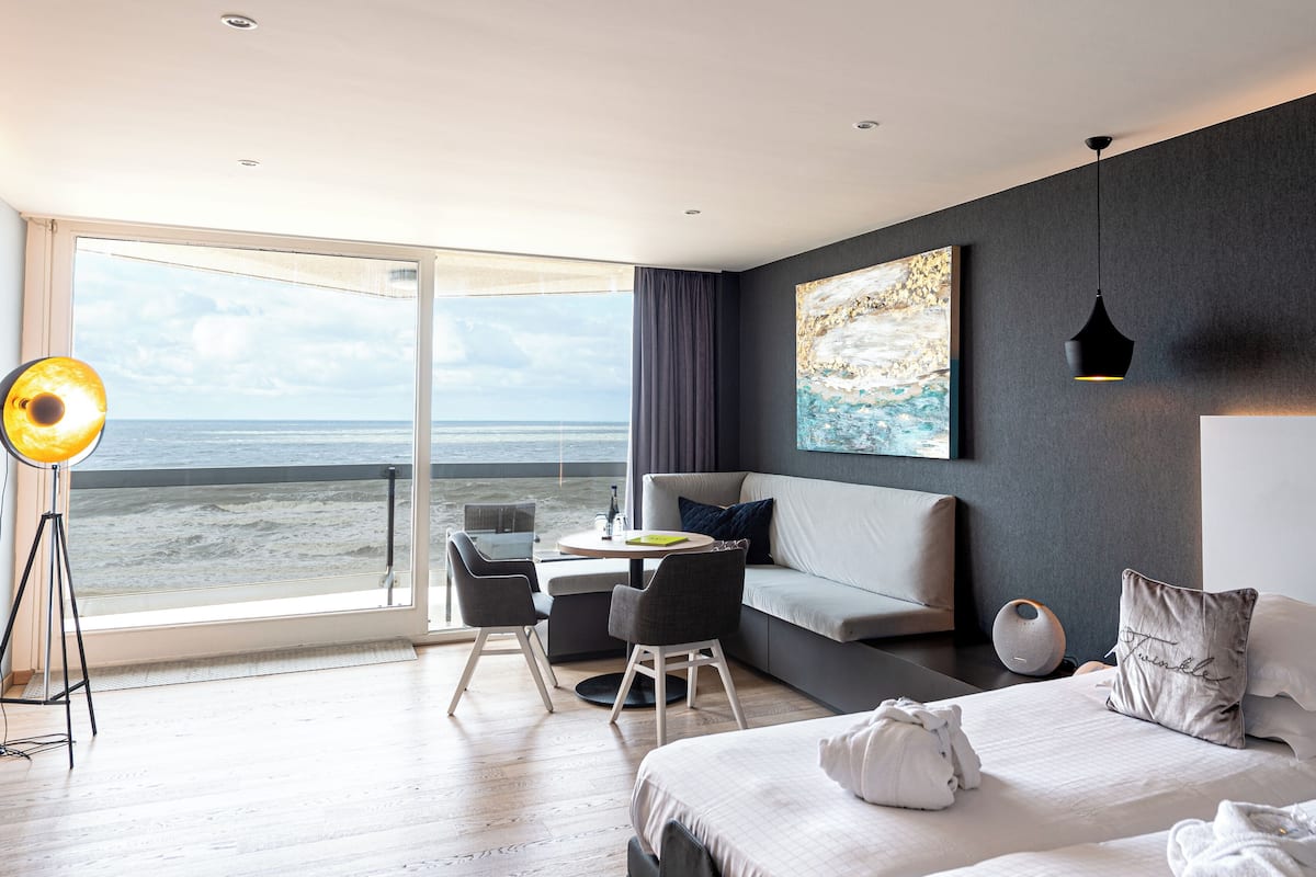 Suite Junior, 2 Tempat Tidur Twin, akses difabel, pemandangan laut | Minibar, brankas, meja kerja, dan tirai kedap cahaya