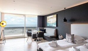 ميني بار وخزنة داخل الغرفة ومكتب وستائر تعتيم