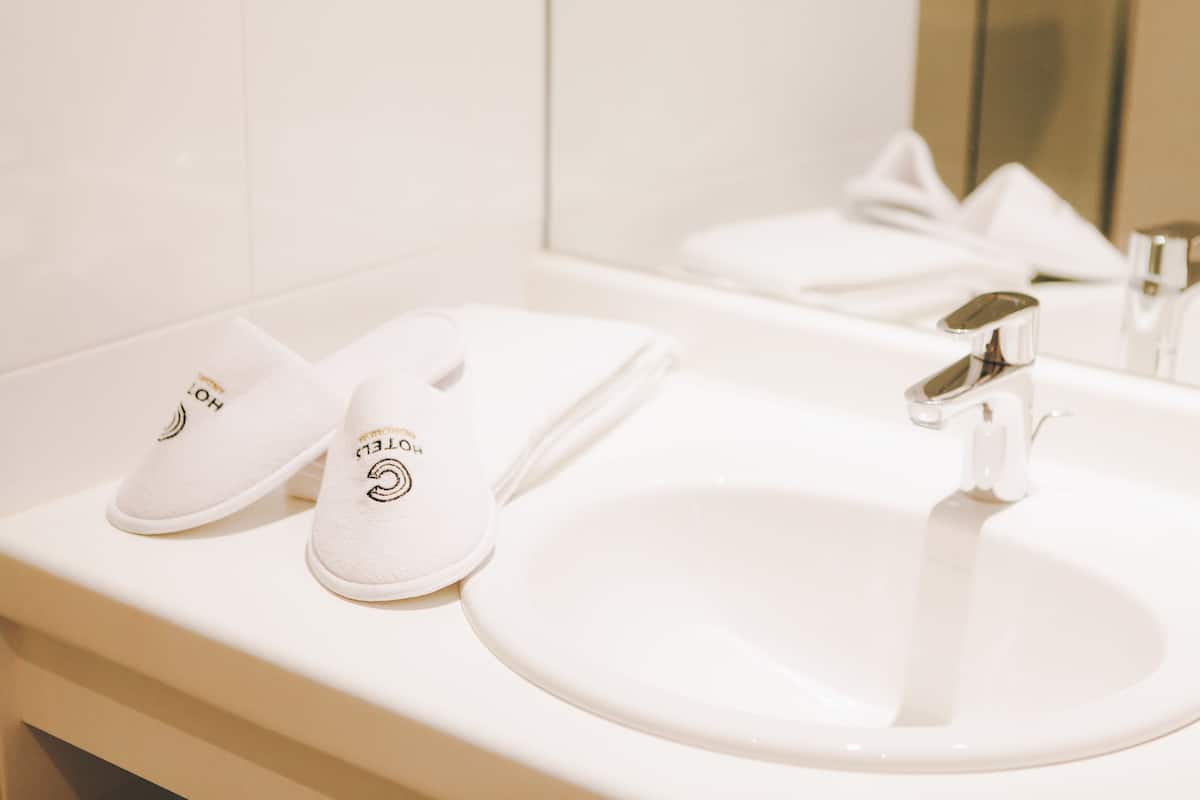 comfort double room, no sea view | 1 bedroom, minibar, in-room safe, desk