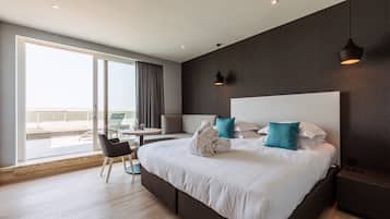 Deluxe-Zimmer, Meerblick | 1 Schlafzimmer, Minibar, Zimmersafe, Schreibtisch