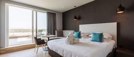 Deluxe Room, Sea View | 1 bedroom, minibar, in-room safe, desk