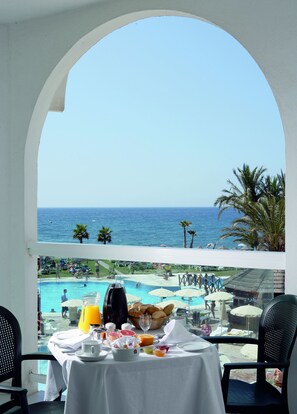 Daily buffet breakfast for a fee