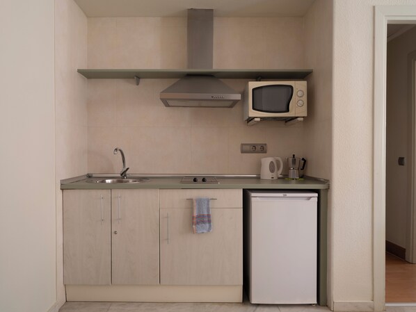 A compact kitchen with a microwave, sink, and a small refrigerator. - Ona Marinas de Nerja Spa Resort (Nerja)