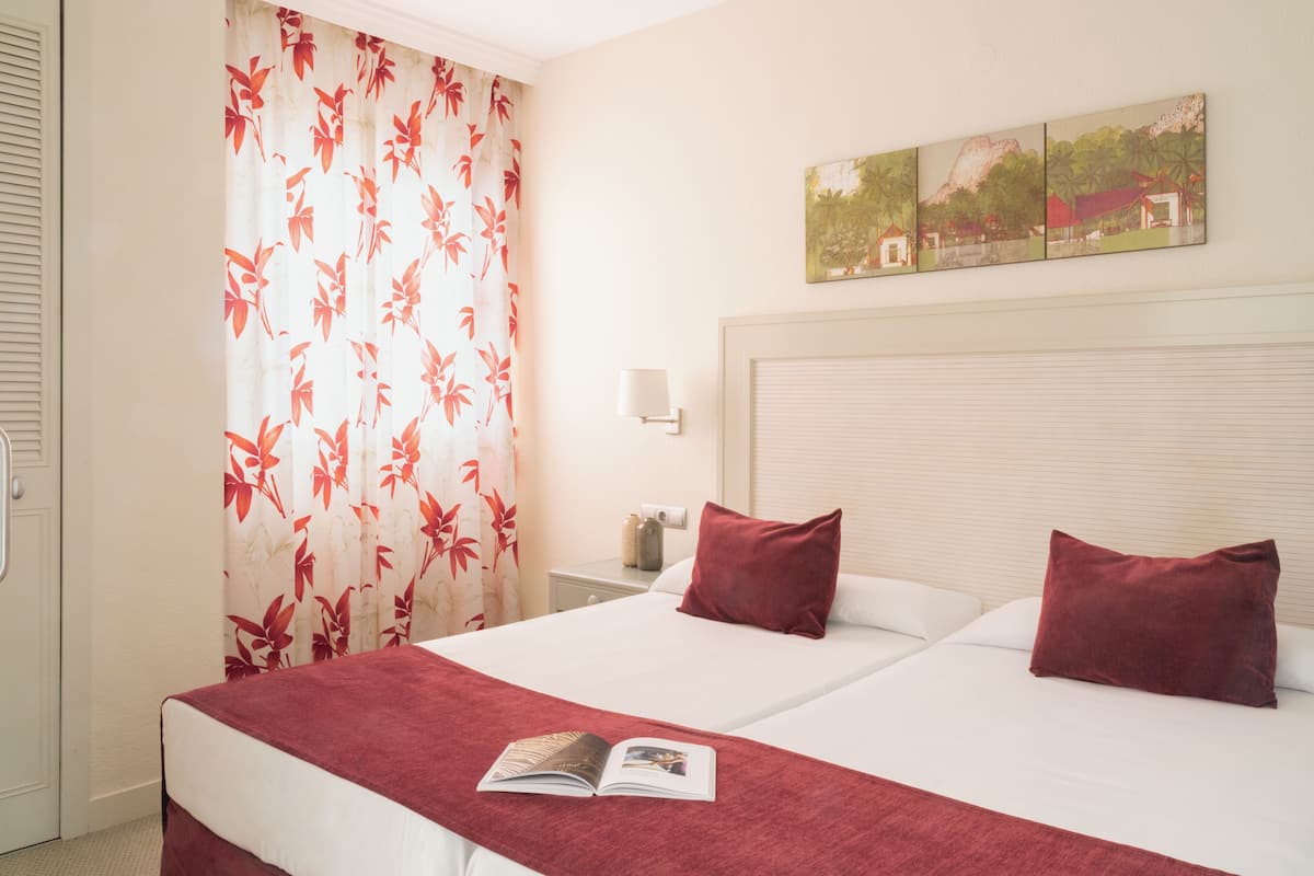 In-room safe, blackout curtains, free WiFi, bed sheets