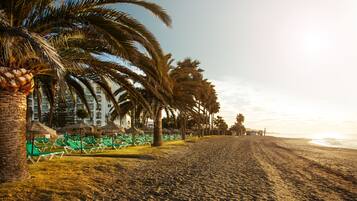 Plage, chaises longues, parasols, serviettes de plage