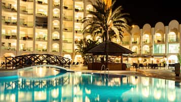 Façana frontal de l'allotjament (vespre/nit)