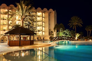 Outdoor pool, open 10:00 AM to 3:00 PM, pool umbrellas, pool loungers