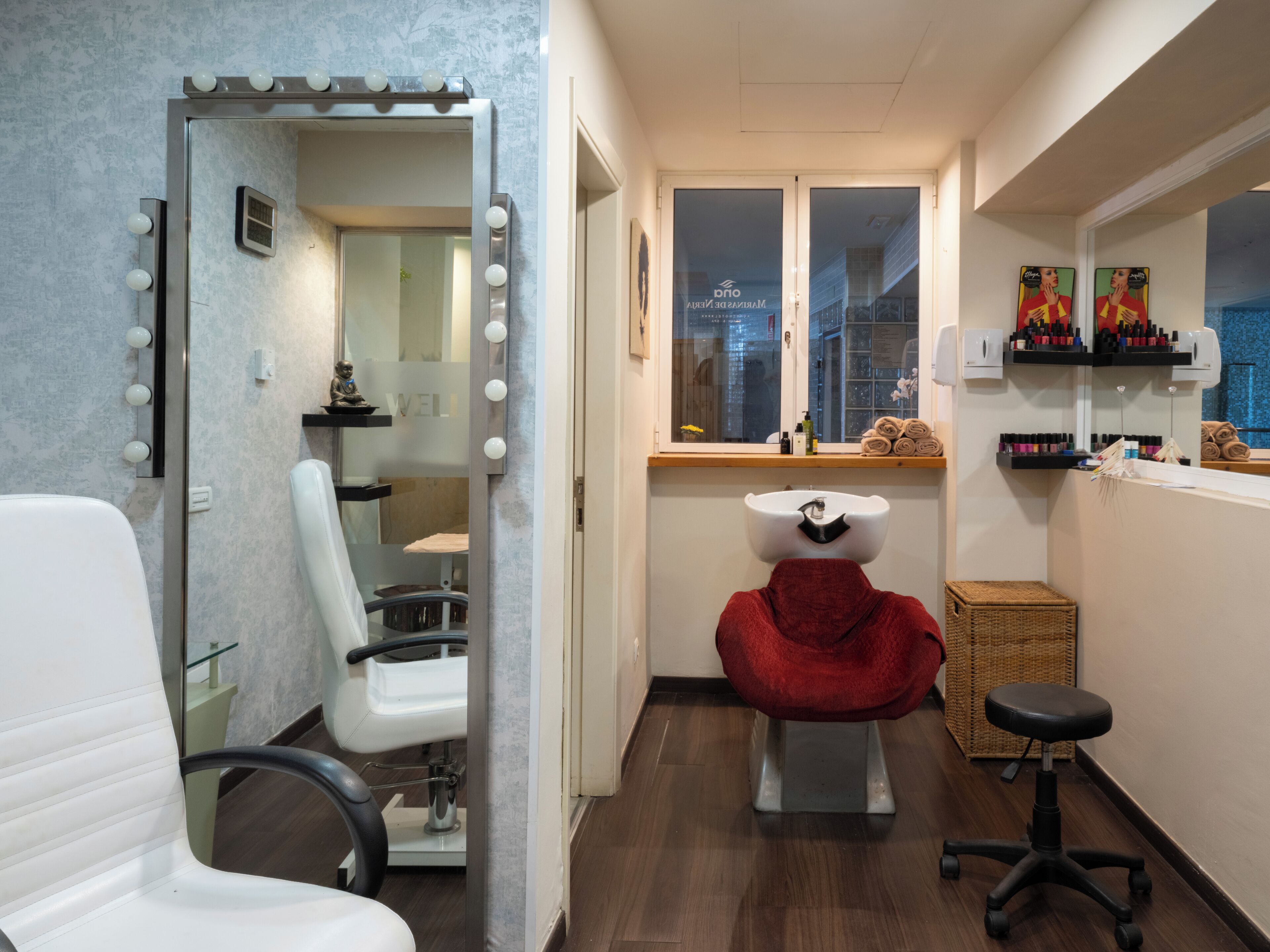 Un baño moderno con tocador, lavamanos y espejo con iluminación.