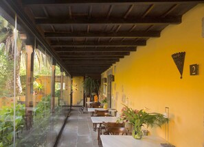 Tägliches Frühstücksbuffet (8.5 EUR pro Person)