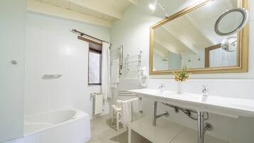 Suite junior | Baño | Ducha, artículos de higiene personal gratuitos, secador de pelo y bidé
