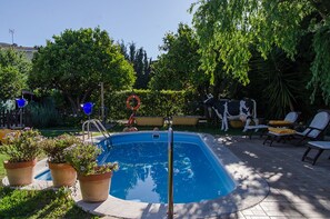 Außenpool, Sonnenschirme, Liegestühle