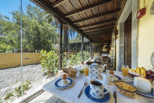 Tägliches Frühstücksbuffet (8.5 EUR pro Person)