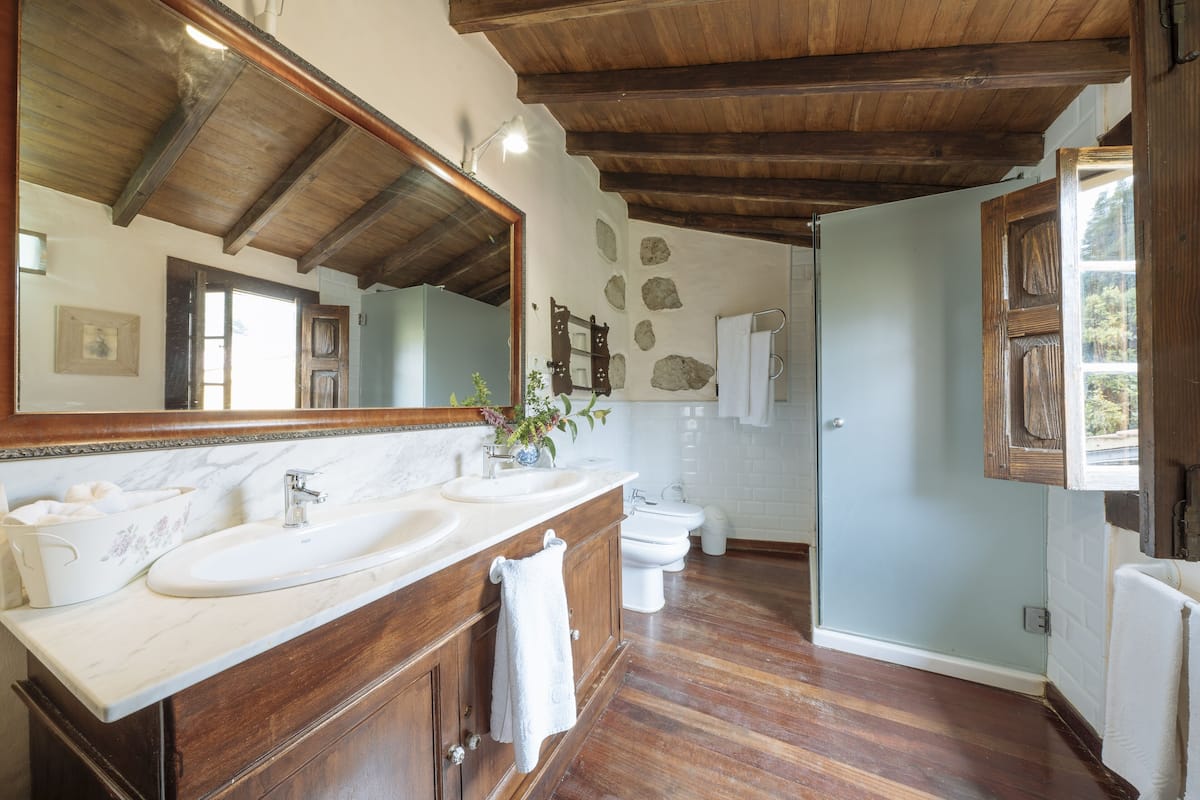 suite | bathroom | shower, free toiletries, hair dryer, bidet