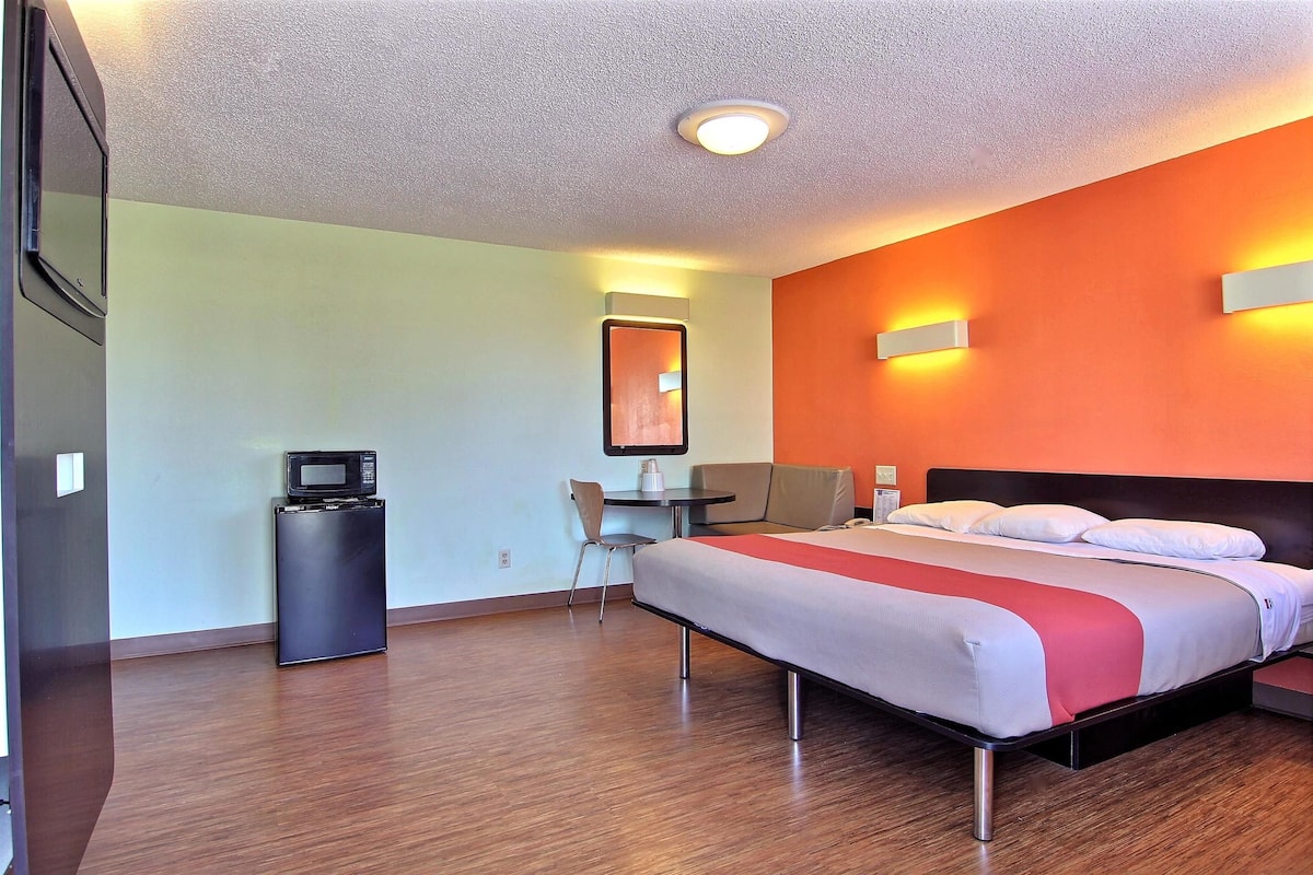 Deluxe Room, 1 King Bed, Smoking, Refrigerator & Microwave