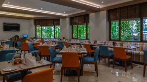 Breakfast, lunch and dinner served - The Residence Hotel & Apartments (Mumbai)
