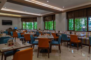 朝食、ランチ、ディナーに営業 (多国籍料理)