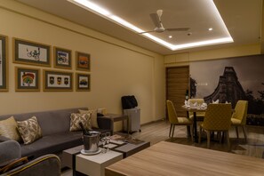 共用宿舍 | 起居區 | 32-吋電漿電視、衛星頻道、電視、壁爐