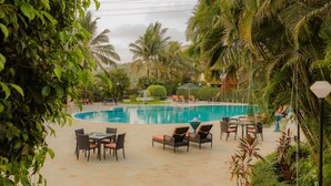 Outdoor pool - The Residence Hotel & Apartments (Mumbai)