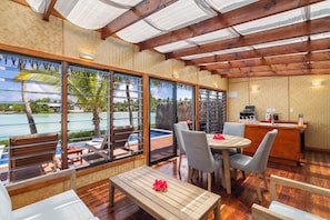 Villa, frente a la playa (Private Infinity Pool) | Cocina privada | Frigorífico y cafetera o tetera
