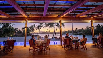 Se sirven desayunos, comidas y cenas con vista a la playa