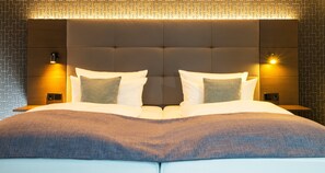 A modern hotel room with a large bed, two bedside lamps, and a geometric patterned wall. - Victor’s Residenz-Hotel Berlin-Tegel (Berlin)