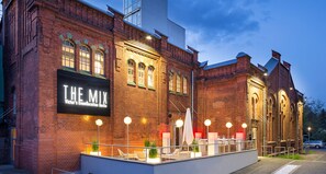 A brick building with a sign reading "THE MIX." - Victor’s Residenz-Hotel Berlin-Tegel (Berlin)