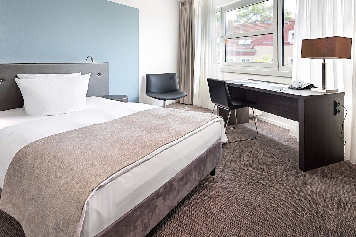 Comfort eenpersoonskamer | Hypoallergeen beddengoed, een bureau, verduisterende gordijnen