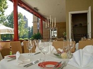 Breakfast and dinner served, German cuisine