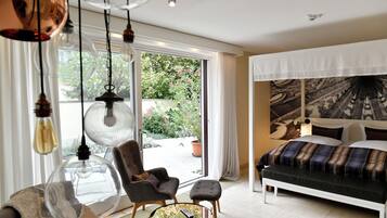 Habitación doble junior, 1 cama Queen size | Ropa de cama hipoalergénica y caja de seguridad en la habitación