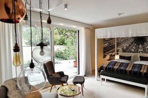 Quarto casal júnior, 1 cama Queen | Roupas de cama antialérgicas, cofres nos quartos