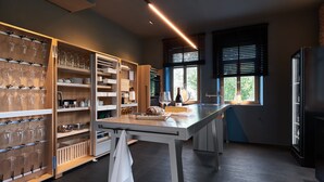 Uma cozinha moderna com prateleiras de madeira, uma ilha central e uma janela grande.