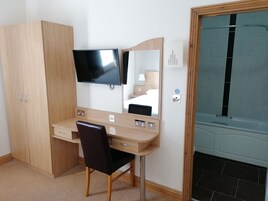 名牌洗护用品、吹风机、毛巾