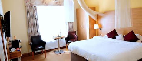 Escritorio, cortinas blackout y sistema de insonorización