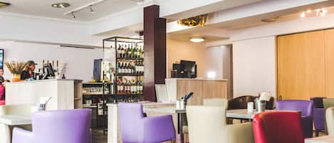 Se sirven cenas y cocina mediterránea