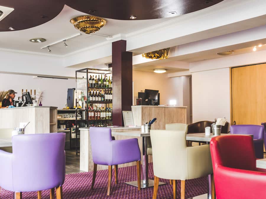 Se sirven cenas y cocina mediterránea