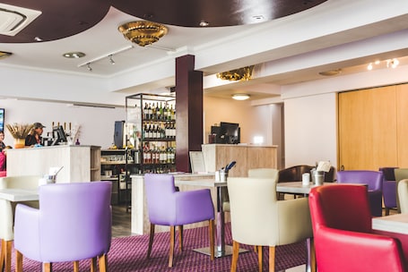 Dinner served . Queensgate Hotel