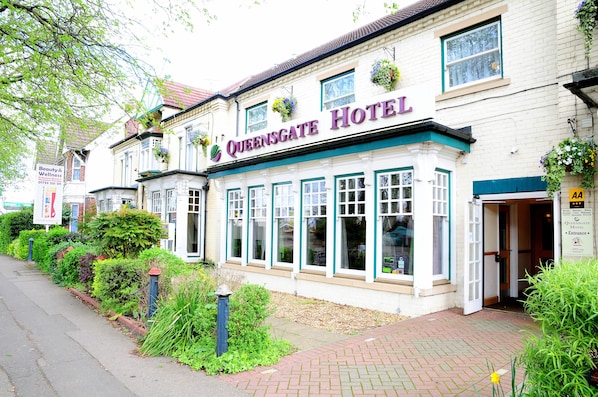 A traditional building with a sign reading "Queensgate Hotel". - Queensgate Hotel (Peterborough)