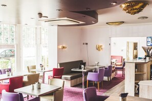 Phục vụ bữa tối, món ăn kiểu Địa Trung Hải