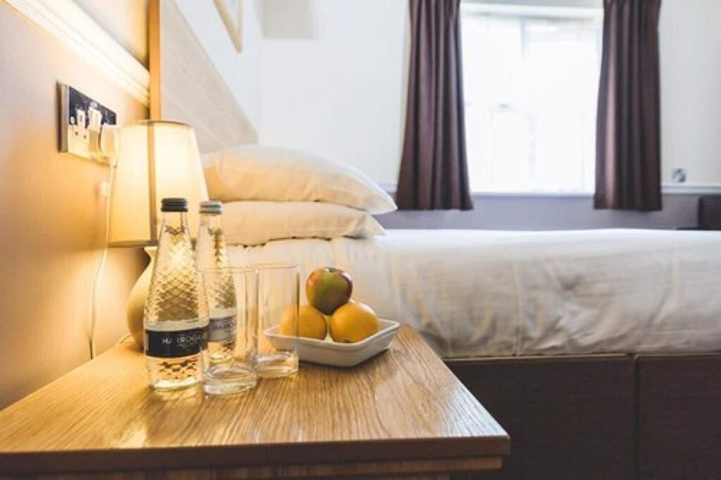 Kahden hengen standard-huone (kaksi sänkyä), 2 yhden hengen sänkyä | Työpöytä, pimennysverhot, äänieristys, silitysrauta/-lauta