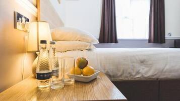 Escritorio, cortinas blackout y sistema de insonorización