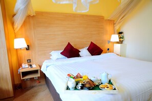 Luxury Double Room, 1 King Bed | Desk, blackout drapes, soundproofing, iron/ironing board - Queensgate Hotel (Peterborough)