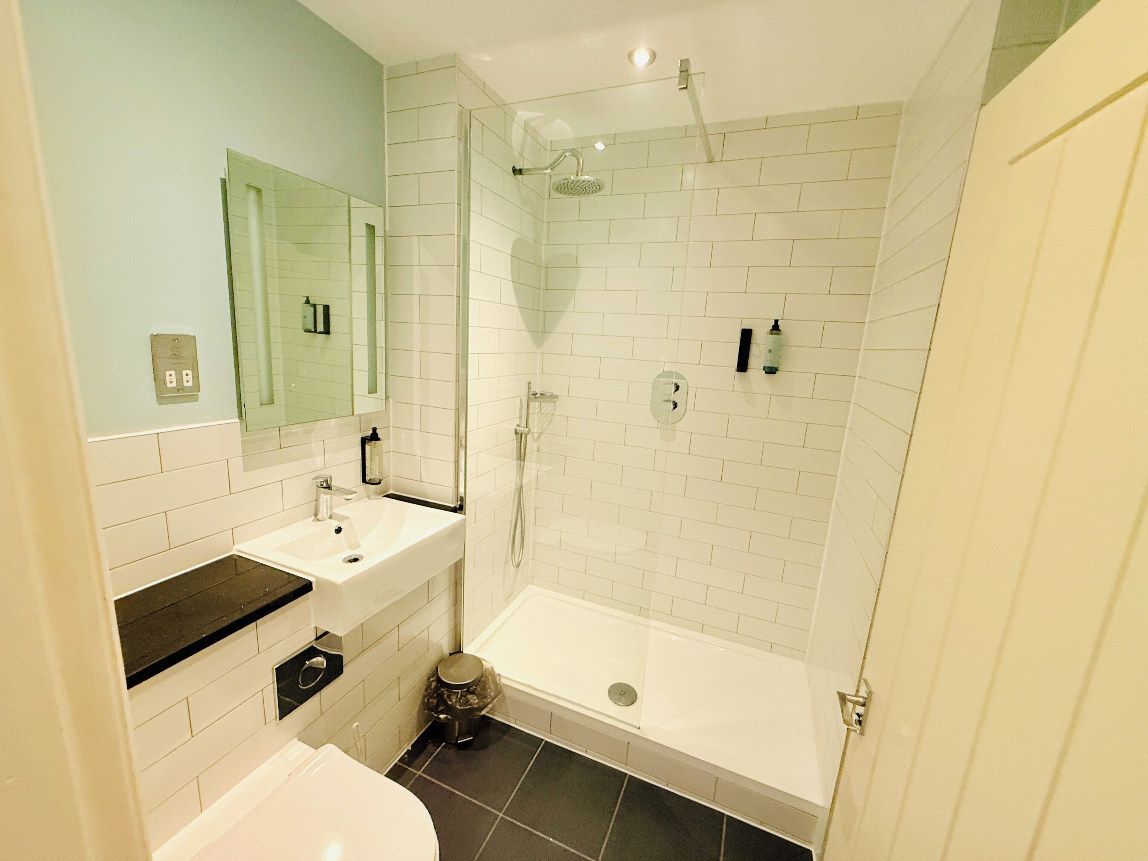 Un baño moderno con bañera, ducha, lavamanos e inodoro.