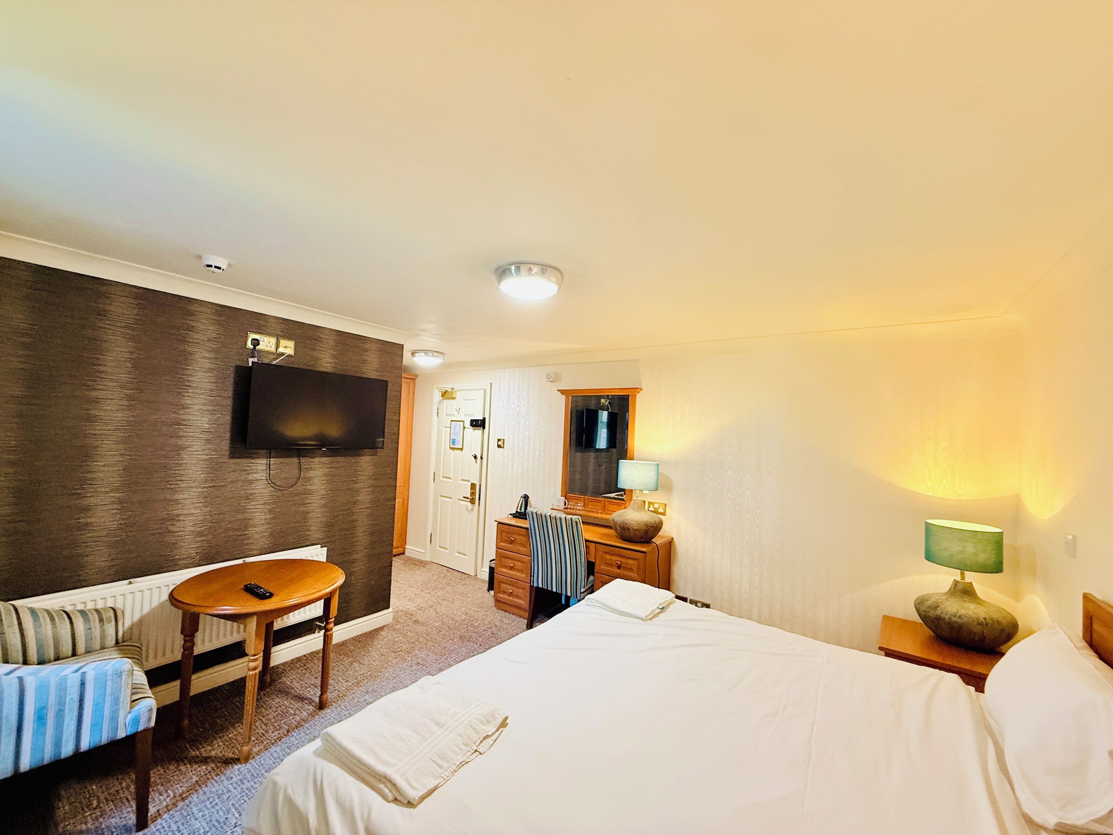 Deluxe Double Room | In-room safe, desk, iron/ironing board (on request), bed sheets