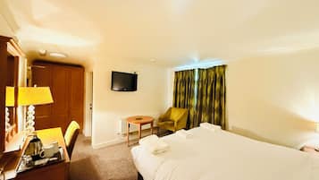 Deluxe Double Room | In-room safe, desk, iron/ironing board (on request), bed sheets
