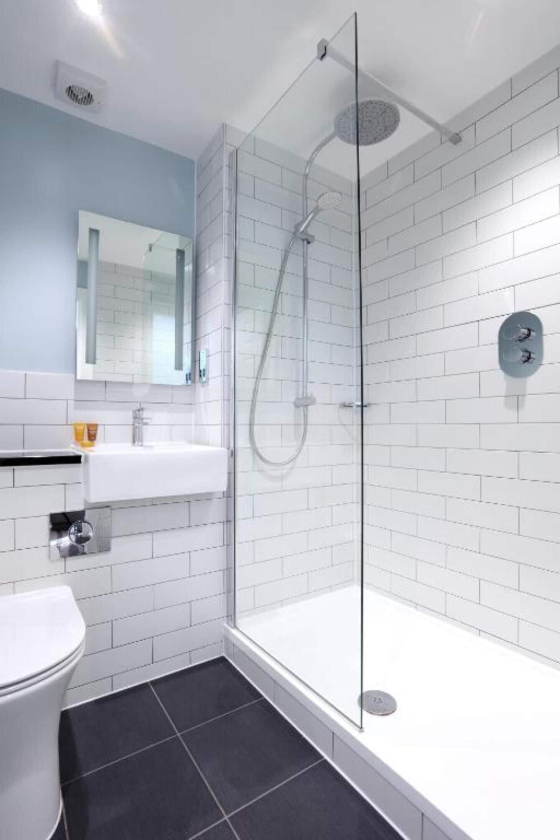 Executive Double Room | Bathroom | Shower, free toiletries, hair dryer, towels