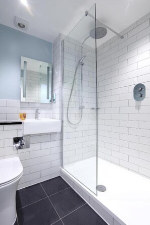 Executive Double Room | Bathroom - Wrexham Llyndir Hotel by Belvilla (Wrexham)