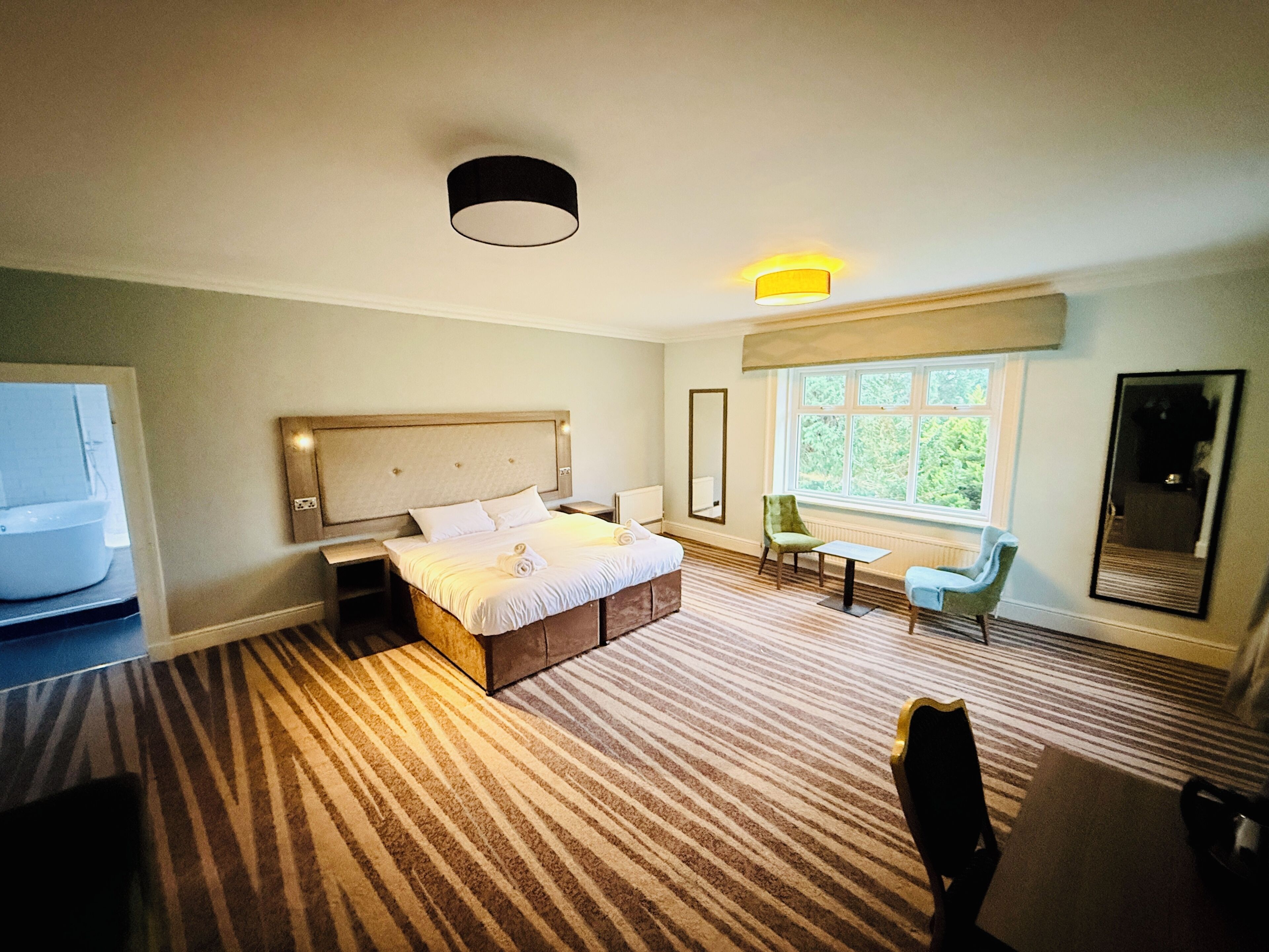 In-room safe, desk, iron/ironing board, bed sheets